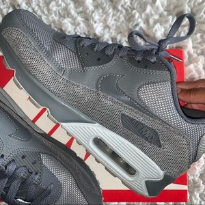WOMEN’S GRAY NIKE AIR MAX 90